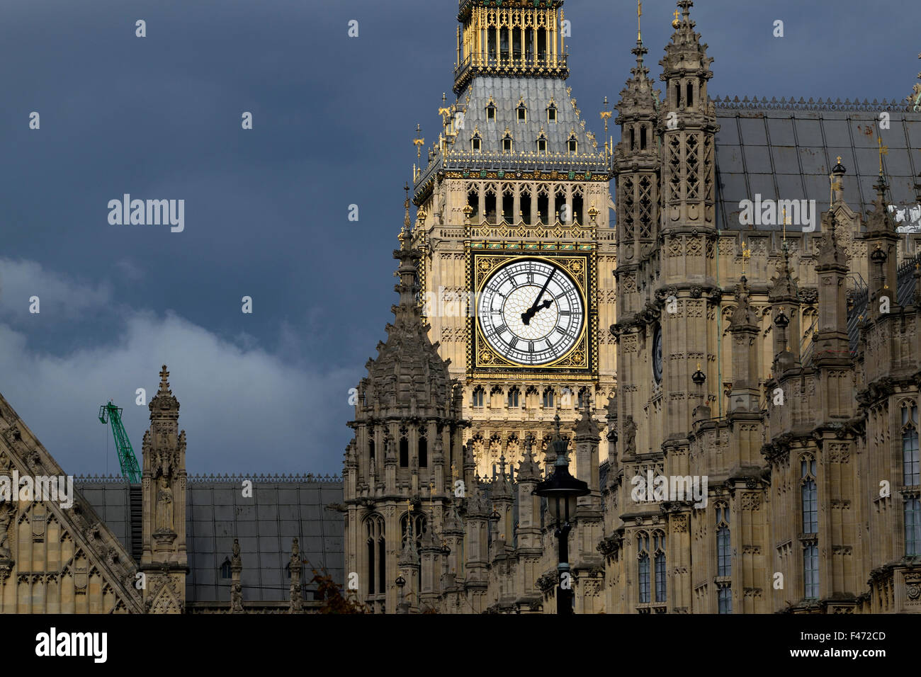 London, England, Vereinigtes Königreich. Big Ben und den Houses of Parliament bei schlechtem Wetter - Sonne auf der Uhr Stockfoto