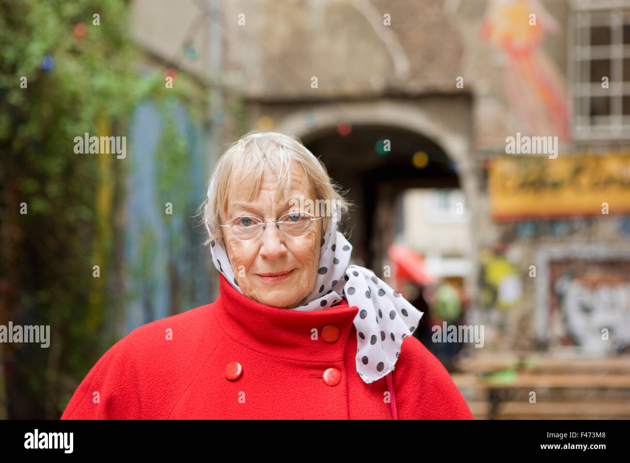 Eine Frau im Urlaub in Berlin, Deutschland. Stockfoto