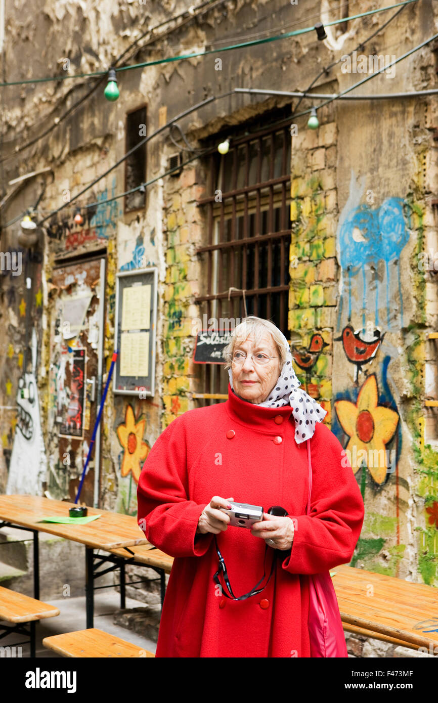 Eine Frau im Urlaub in Berlin, Deutschland. Stockfoto