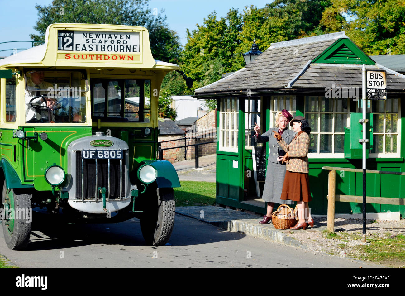 Southdown Motor Services Busse mit Periode Re-enactment (Ende der 1940er Jahre - Anfang der 60er Jahre) an Amberley arbeitendes Museum. Stockfoto