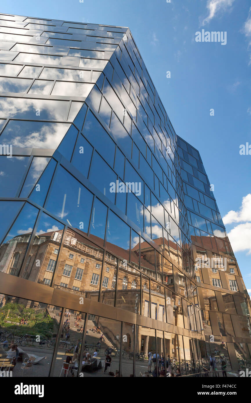 Reflexion in der Fassade der neuen Universitätsbibliothek, Freiburg, Baden-Württemberg, Deutschland Stockfoto