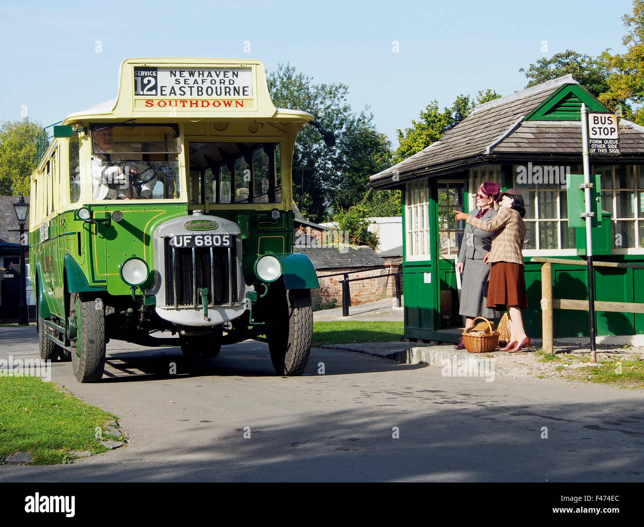 Southdown Motor Services Busse mit Periode Re-enactment (Ende der 1940er Jahre - Anfang der 60er Jahre) an Amberley arbeitendes Museum. Stockfoto