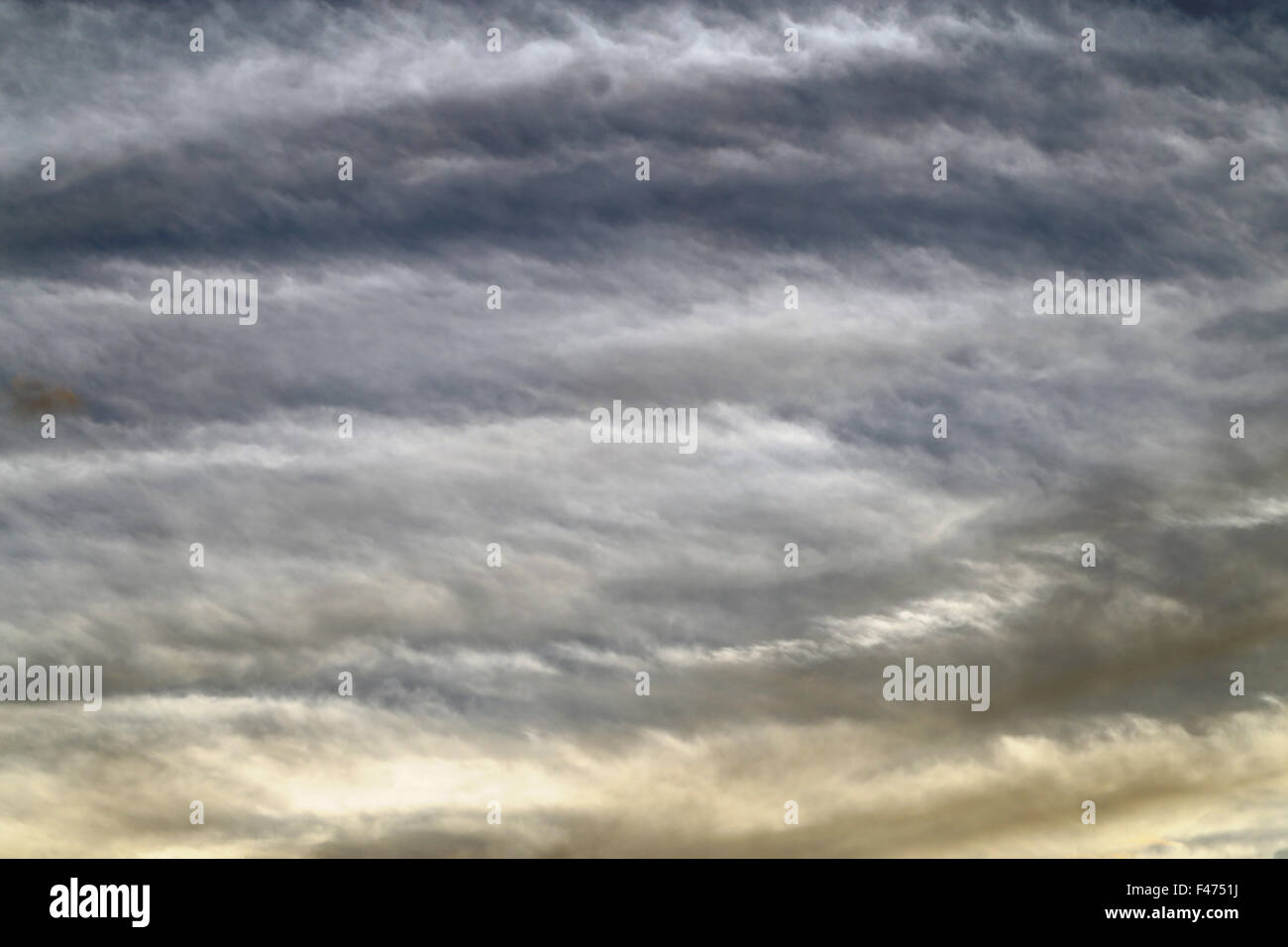 helles schönes Foto von Wolken bei Sonnenuntergang im Sommer Stockfoto