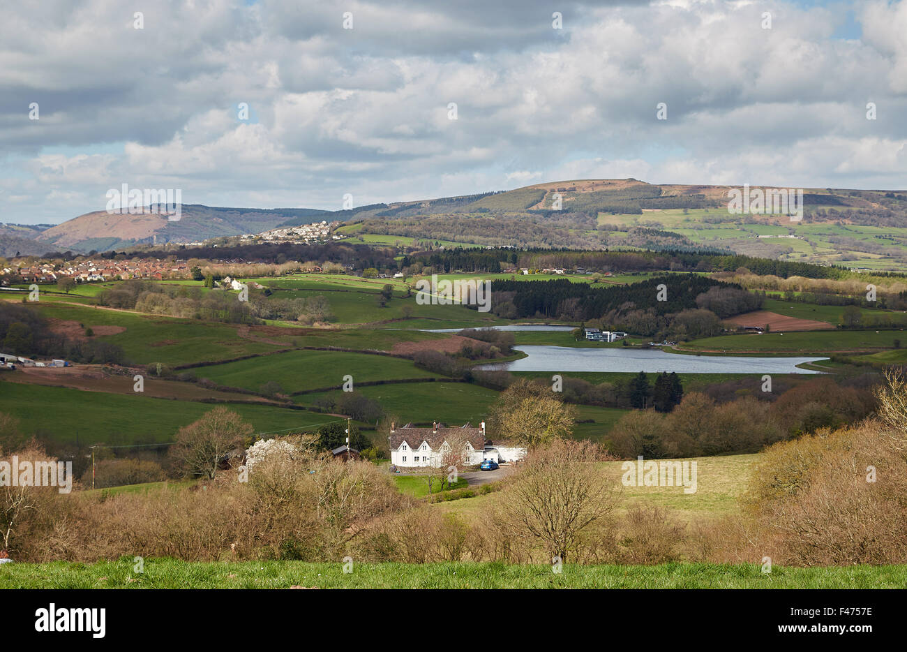 Die Aussicht vom Ridgeway, Newport Blick nordwestlich über Yns-y-fro Reservoir in Richtung der Berge von Twmbarlwm und Machen, Wales. Stockfoto