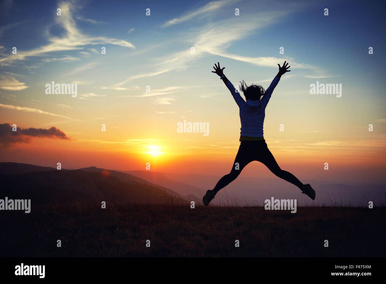 Junge Frau bei Sonnenuntergang Stockfoto