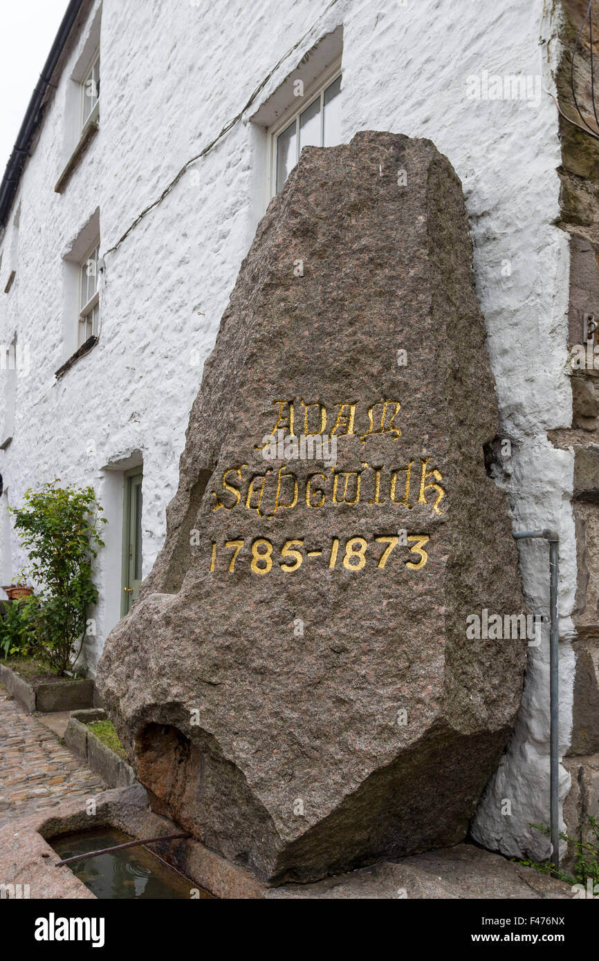 Granitdenkmal für Geologen Adam Sedgwick im Dorf Dent, Dentdale, Cumbria UK Stockfoto