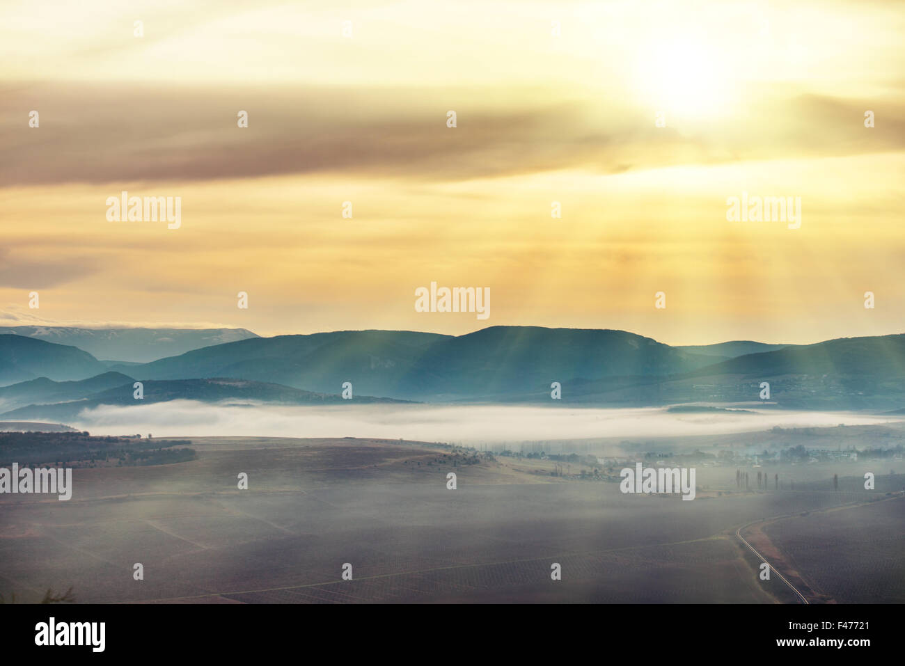 Blue Mountains bedeckt mit Nebel Stockfoto