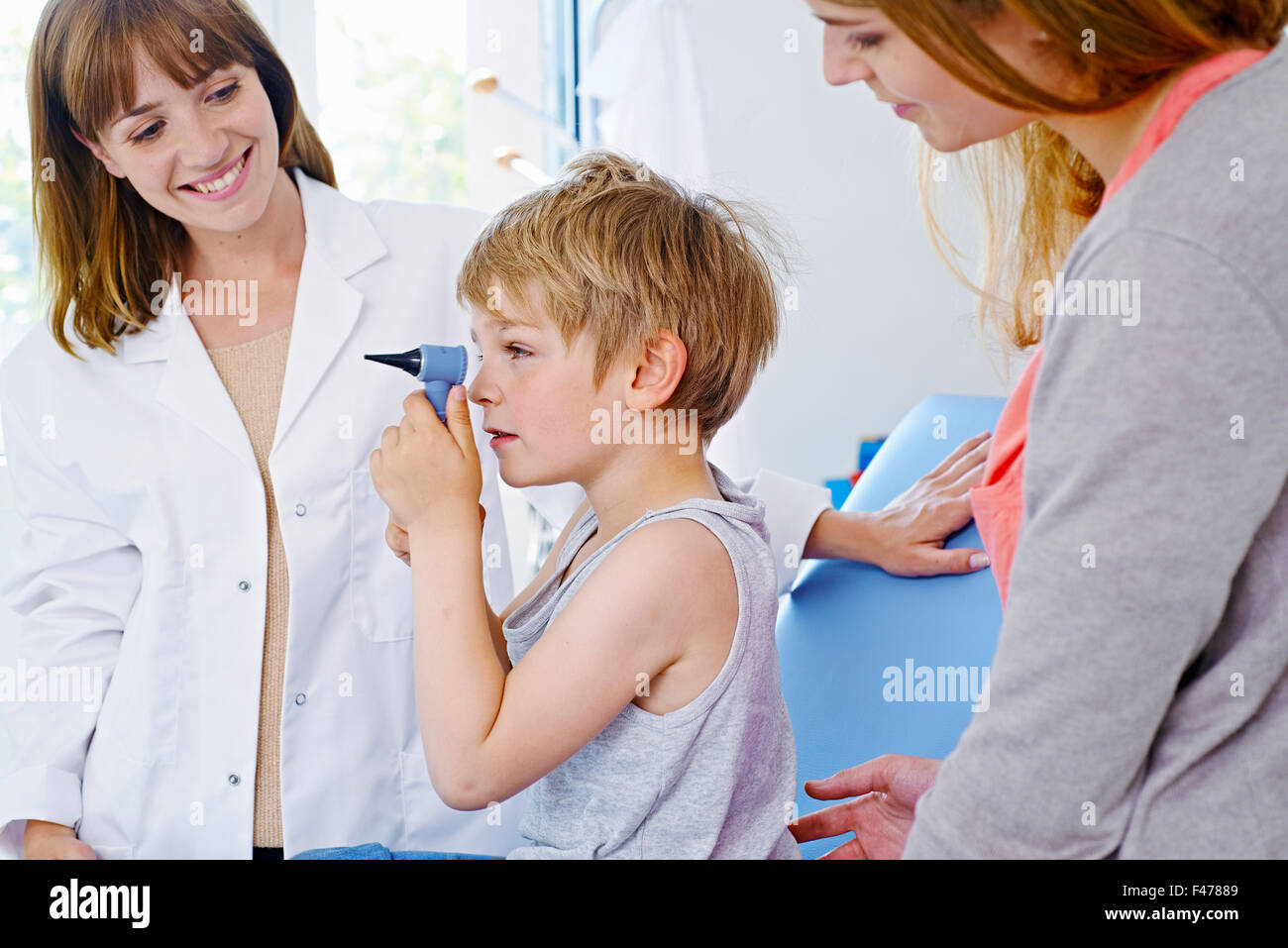 KIND IN ABSPRACHE Stockfoto