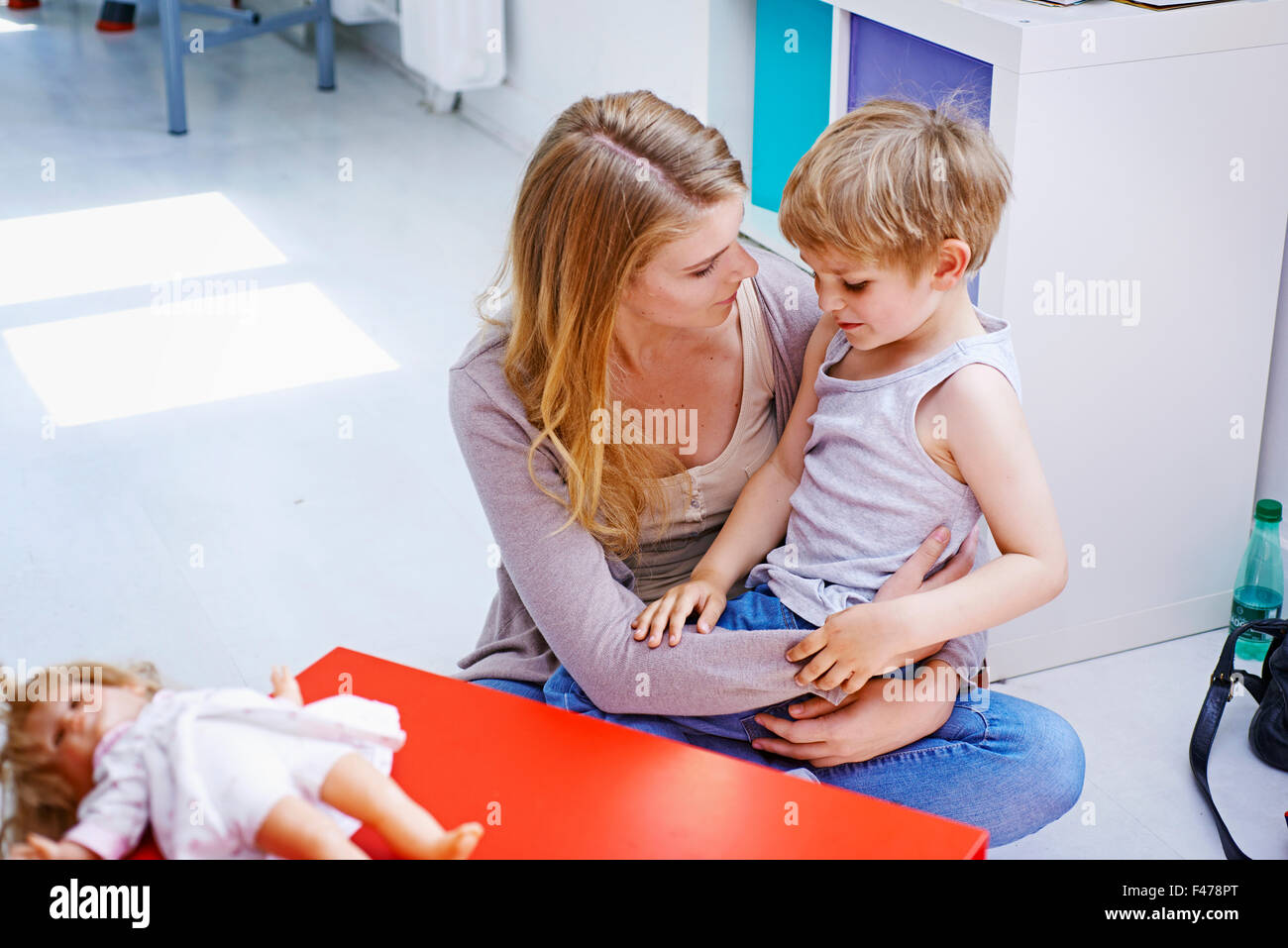 BABYSITTER & KIND Stockfoto
