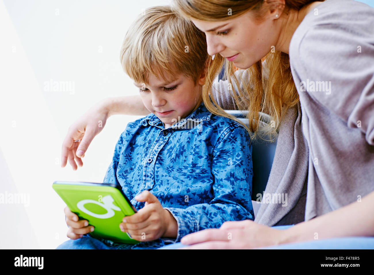 KIND SPIELT IM INNENBEREICH Stockfoto