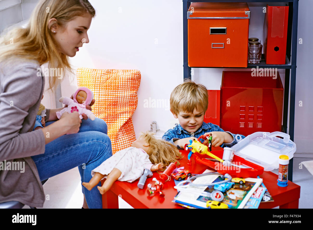 KIND SPIELT IM INNENBEREICH Stockfoto