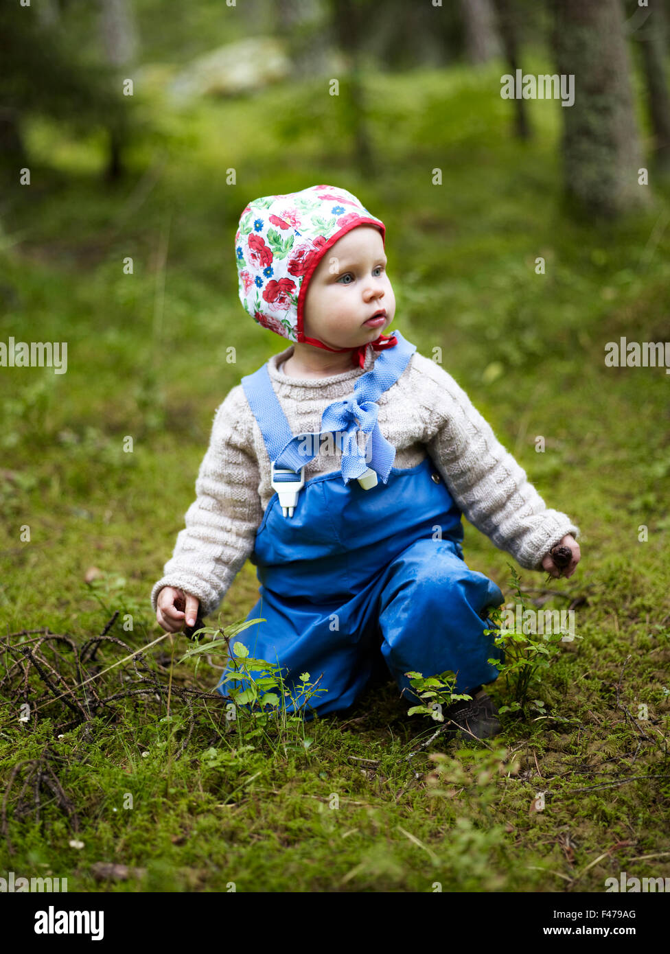 Ein kleines Kind in den Wald, Schweden. Stockfoto