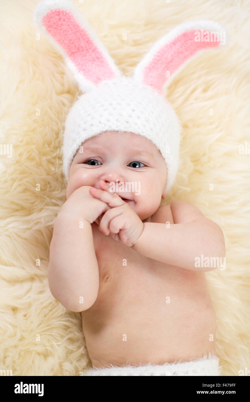 Lächelnden Baby Hasen Kostüm Stockfotografie - Alamy