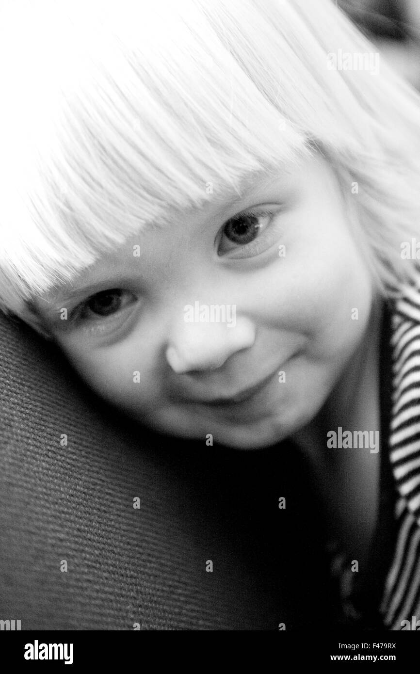 Porträt eines kleinen blonden Jungen, Schweden. Stockfoto