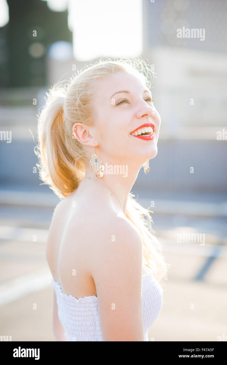 Halbe Länge Portrait junge hübsche kaukasischen langes blondes glattes Haar Frau schaute nach oben, Lächeln - Glück, Zukunft, denken Sorglosigkeit Konzept Stockfoto
