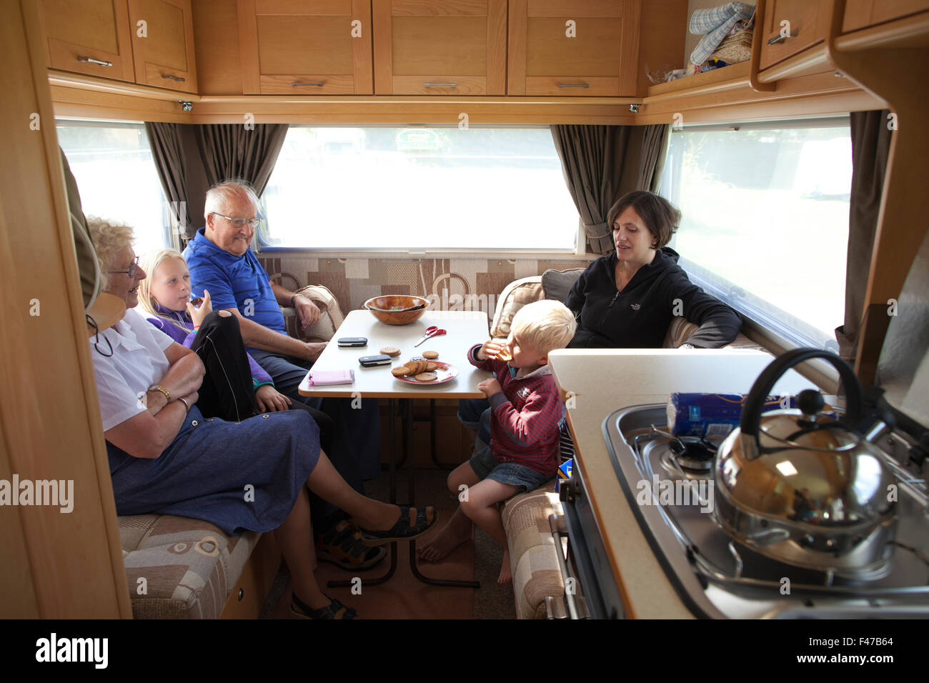 Englischen Familie, genießen Sie ihre Freizeit während des Urlaubs zusammen in einem Wohnwagen, England, UK Stockfoto