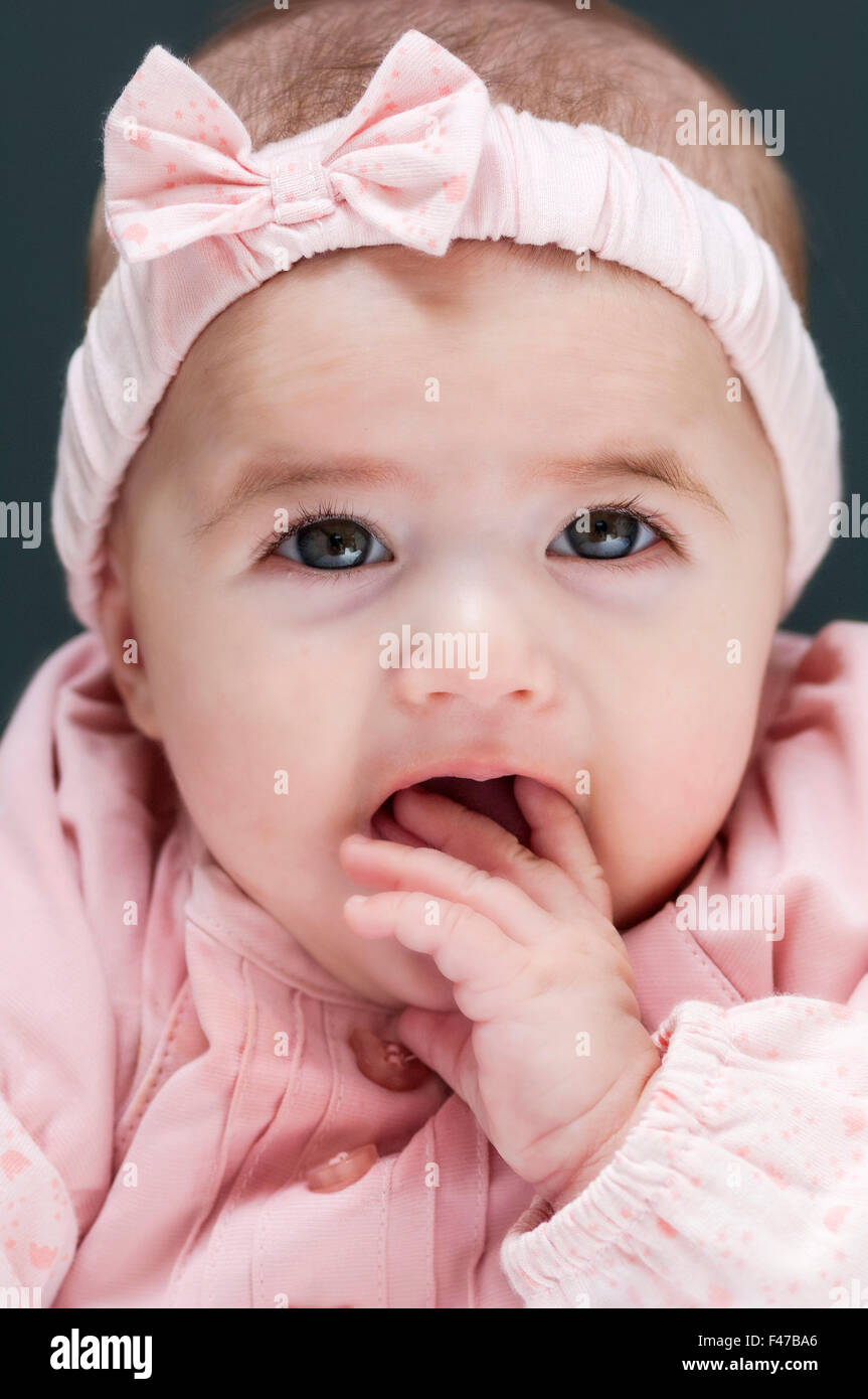 KLEINKIND IM HAUS Stockfoto