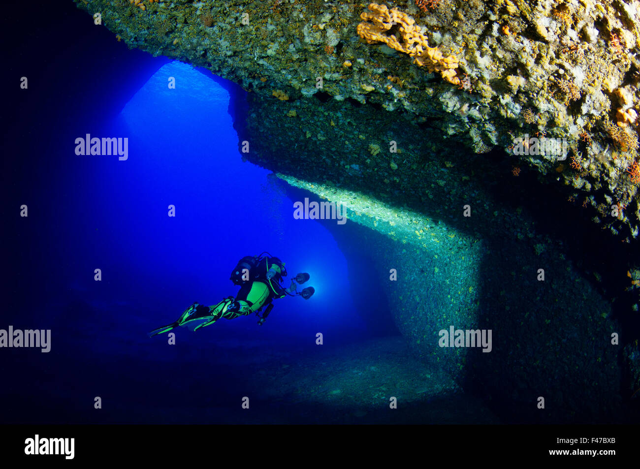 Billinghurst Cave und Scuba Diver, Gozo, Malta, Süd-Europa, Mediterranean Sea Stockfoto