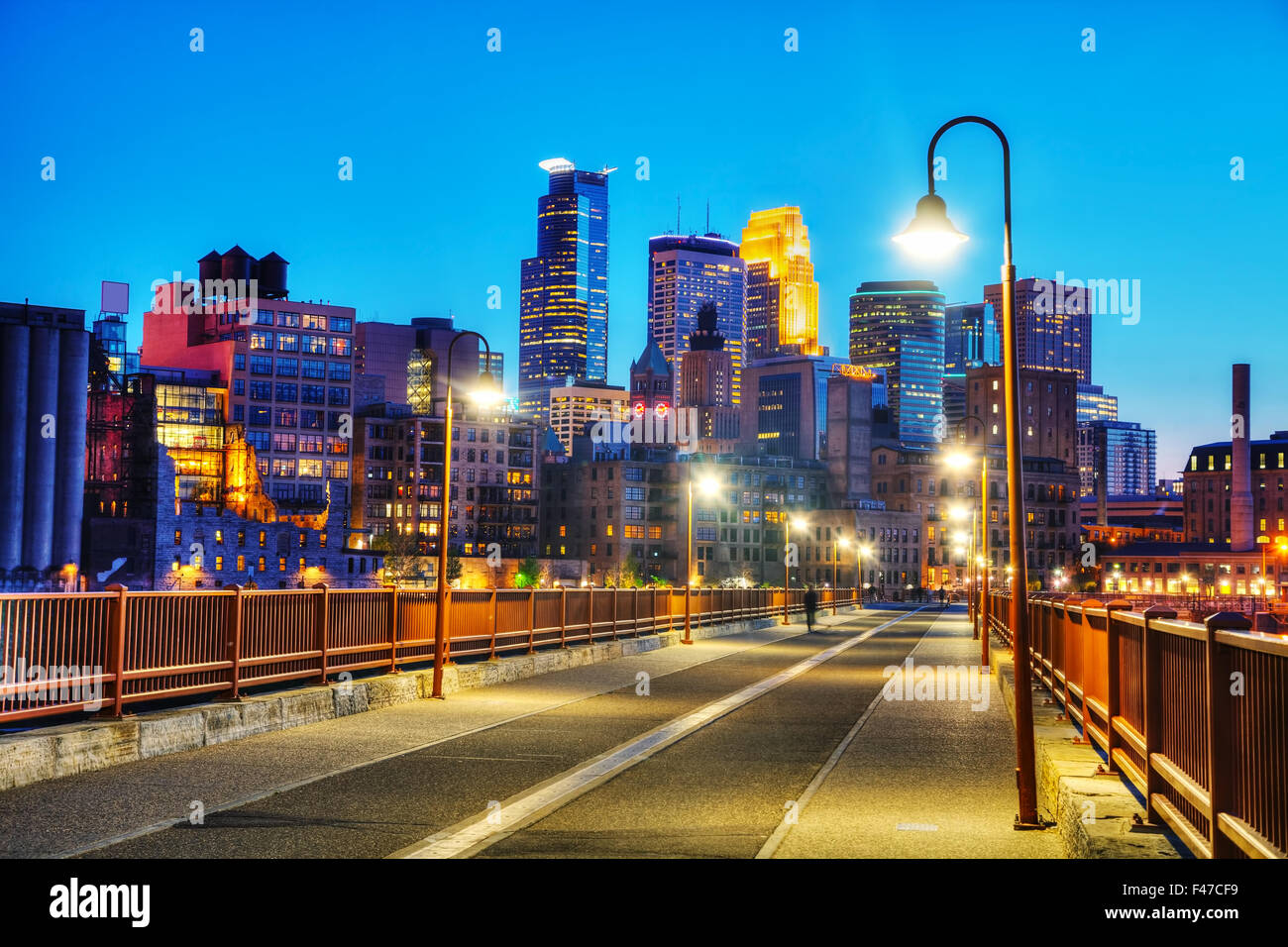 Die Innenstadt von Minneapolis, Minnesota in der Nacht Stockfoto