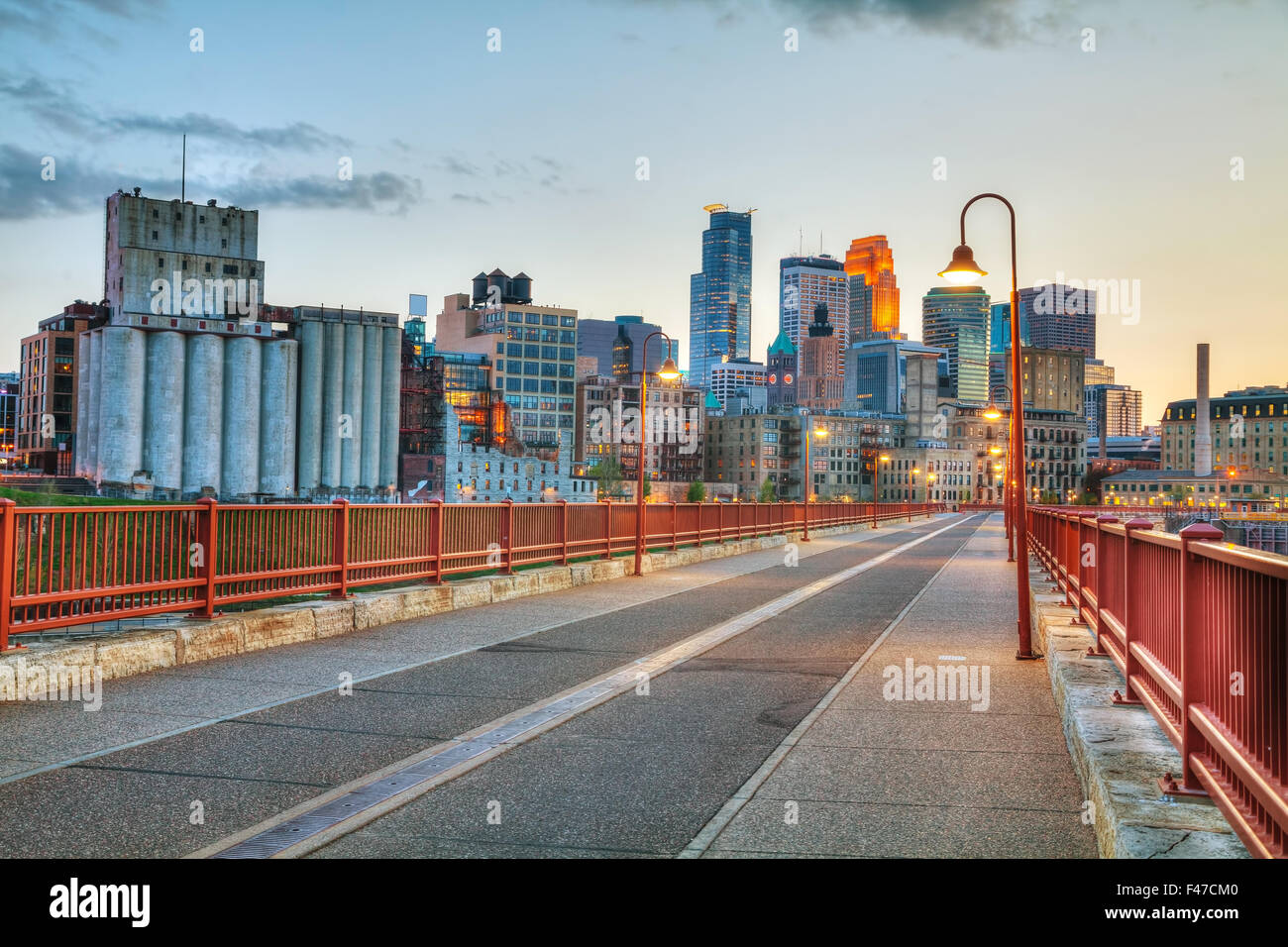 Die Innenstadt von Minneapolis, Minnesota in der Nacht Stockfoto