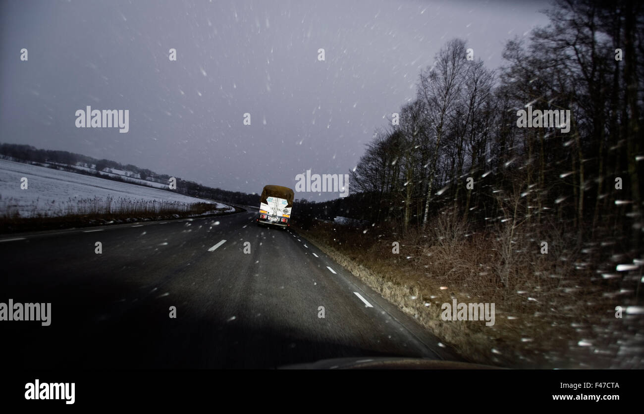 Ein LKW auf der Straße im Schnee, Schweden. Stockfoto