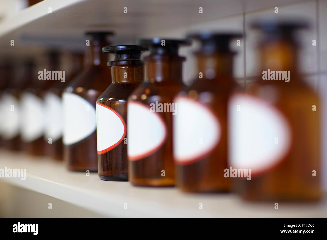 Zeile der Droge Flaschen in Apotheke lab Stockfoto