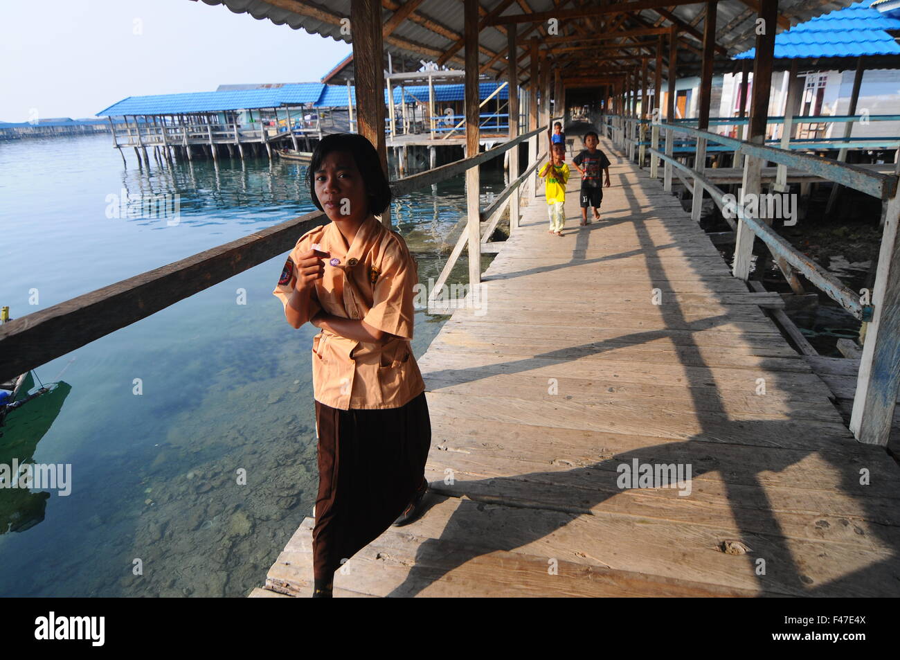 Ein Kind in dem Dorf Bajo zur Schule gegangen. Torosiaje ist ein Dorf in West Gorontalo, die auf die Küste von Tomini Bucht und Heimat von Bajo Stamm bekannt für ihre Seemannschaft. (Foto: Inayah Azmi Atifah / Pacific Press) Stockfoto