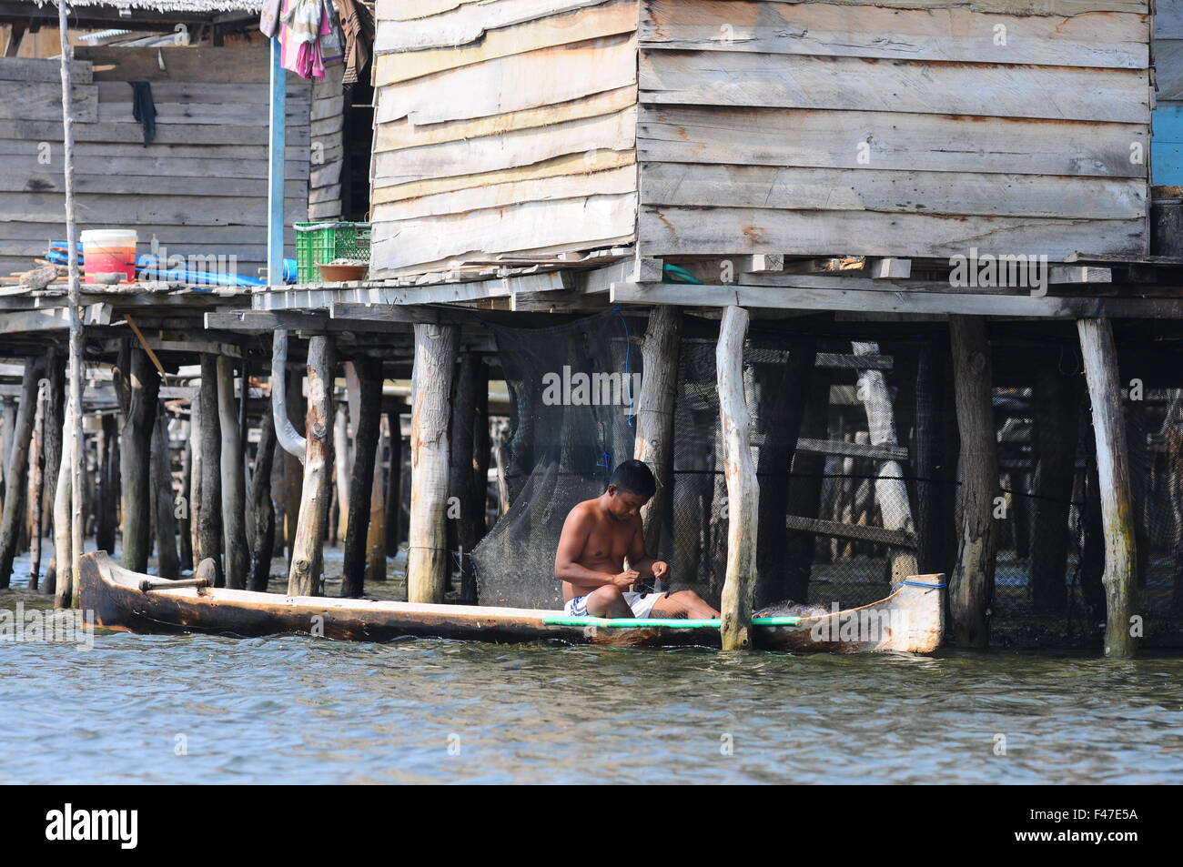 Bajo Fischer Reparatur Fischernetze in der Gemeinde Torosiaje. Torosiaje ist ein Dorf in West Gorontalo, die auf die Küste von Tomini Bucht und Heimat von Bajo Stamm bekannt für ihre Seemannschaft. (Foto: Inayah Azmi Atifah / Pacific Press) Stockfoto