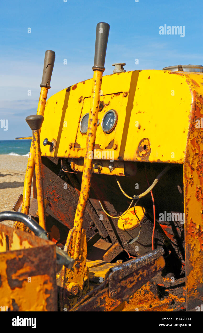 Die Steuerelemente eine alte Arbeit gelbe Raupe Traktor am Strand von Cley-Next-the-Sea, Norfolk, England, Vereinigtes Königreich. Stockfoto