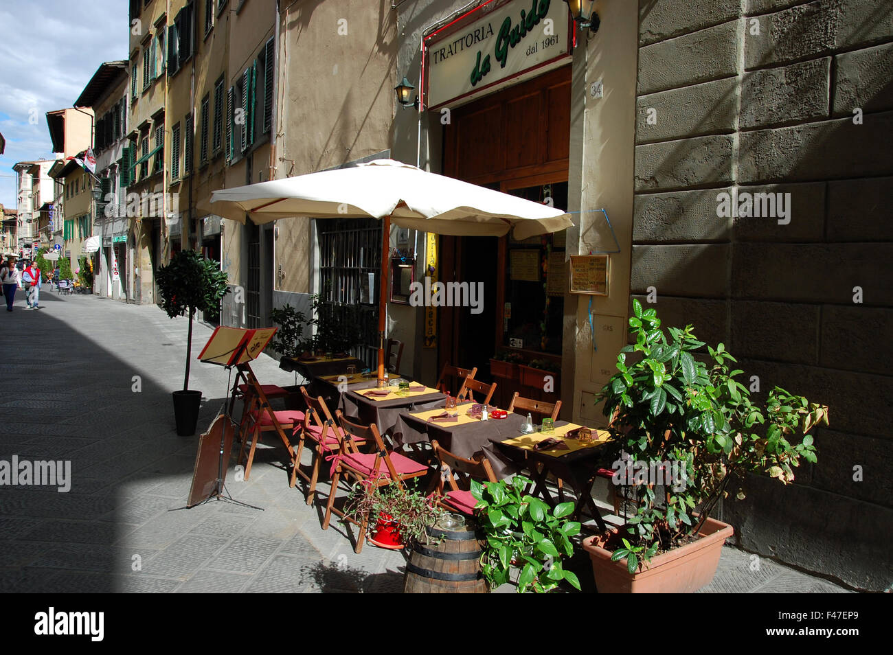 Sitzgelegenheiten außerhalb der Trattoria da Guido in Florenz, Italien Stockfoto