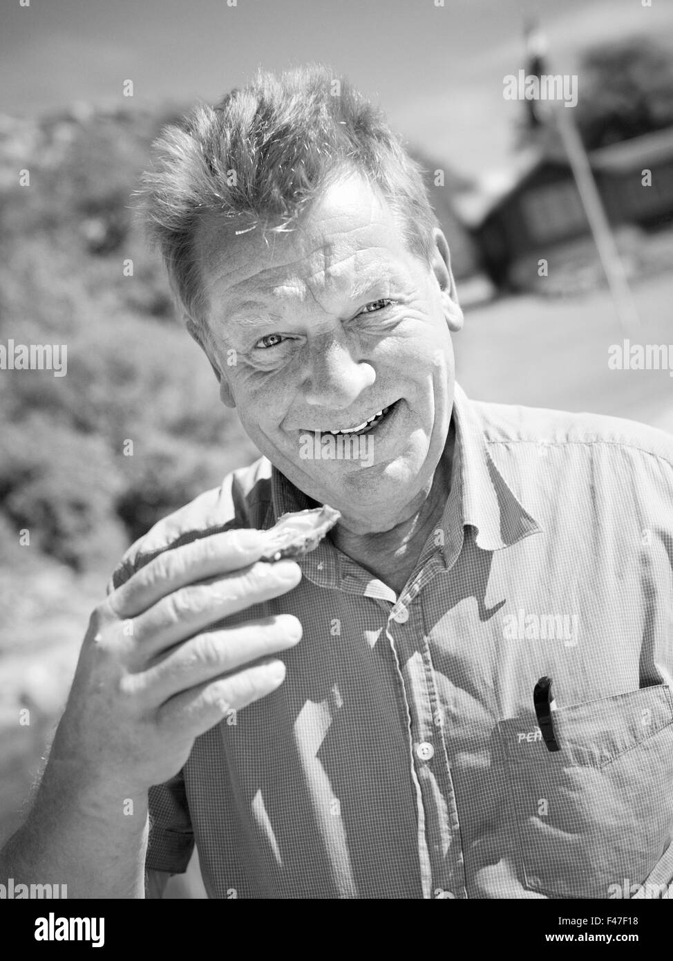 Ein Mann isst Austern, Schweden. Stockfoto