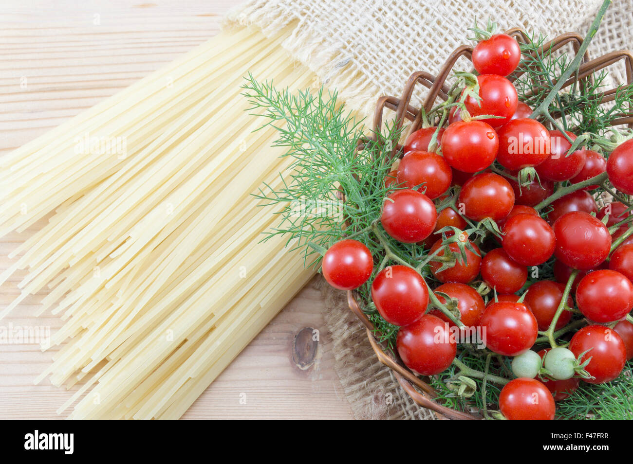 Cherry-Tomate und Spaghetti bereit zum Kochen Stockfoto