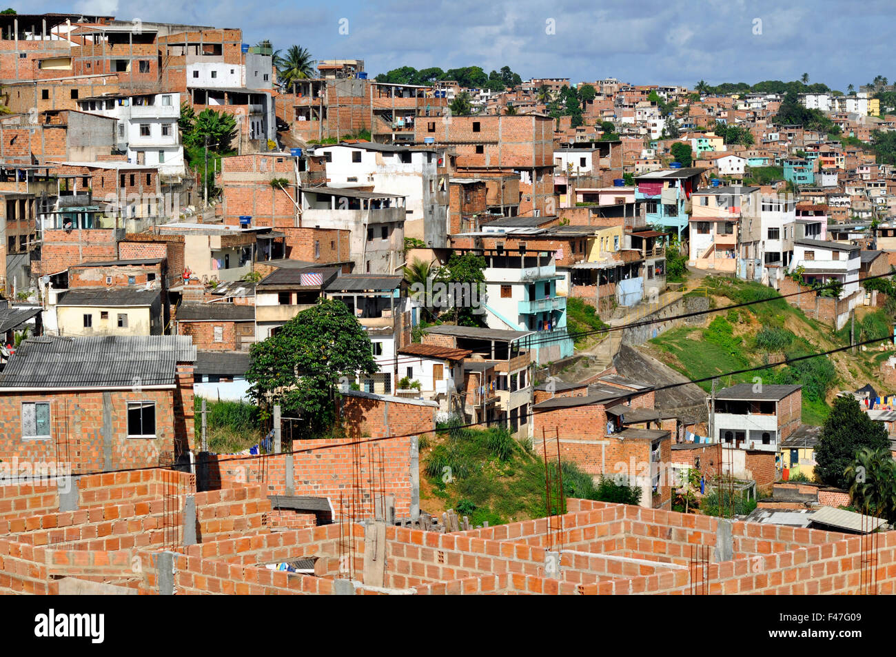 Favela: SUEDAMERIKA, BRASILIEN, SALVADOR DA BAHIA, 24.04.2010: Blick Auf Die Favela Sáo Caetano. Stockfoto