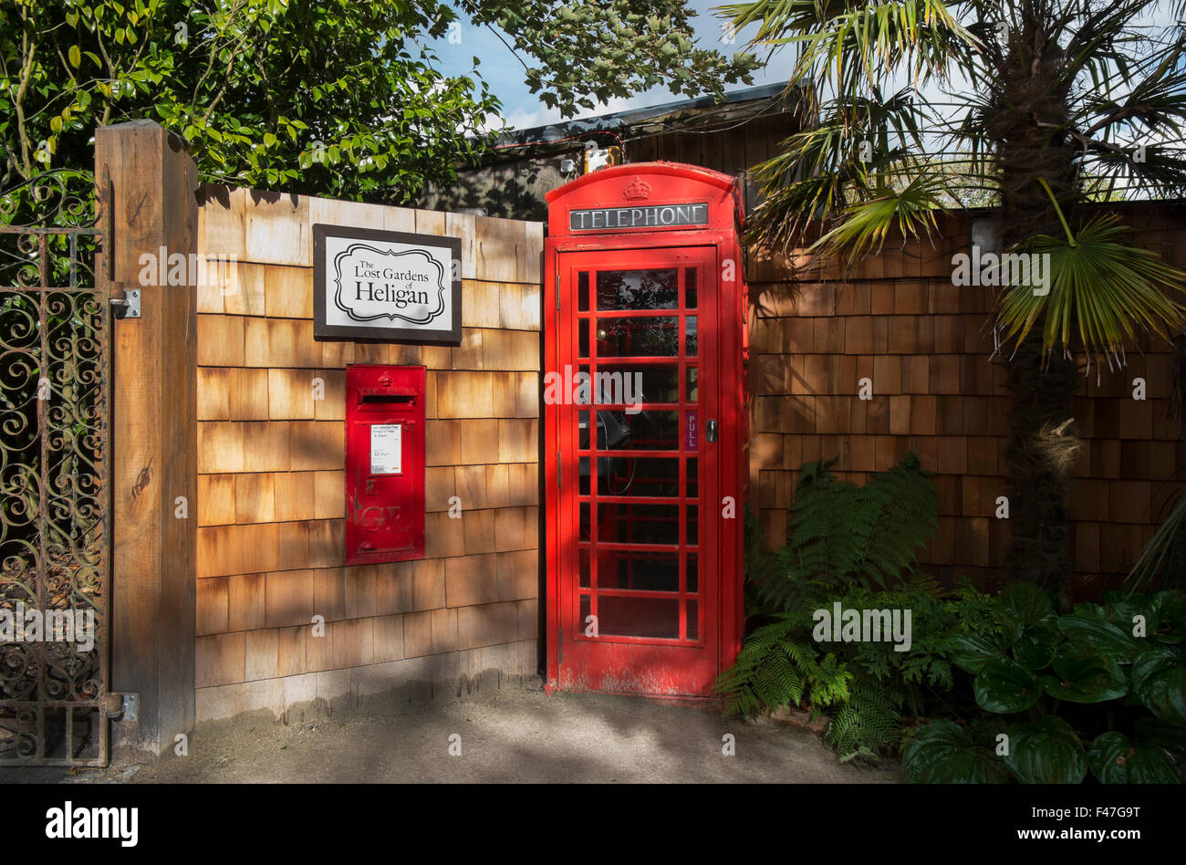 Rote Telefonzelle und Post Box am Verlorenen Gärten von Heligan, Cornwall, Großbritannien Stockfoto