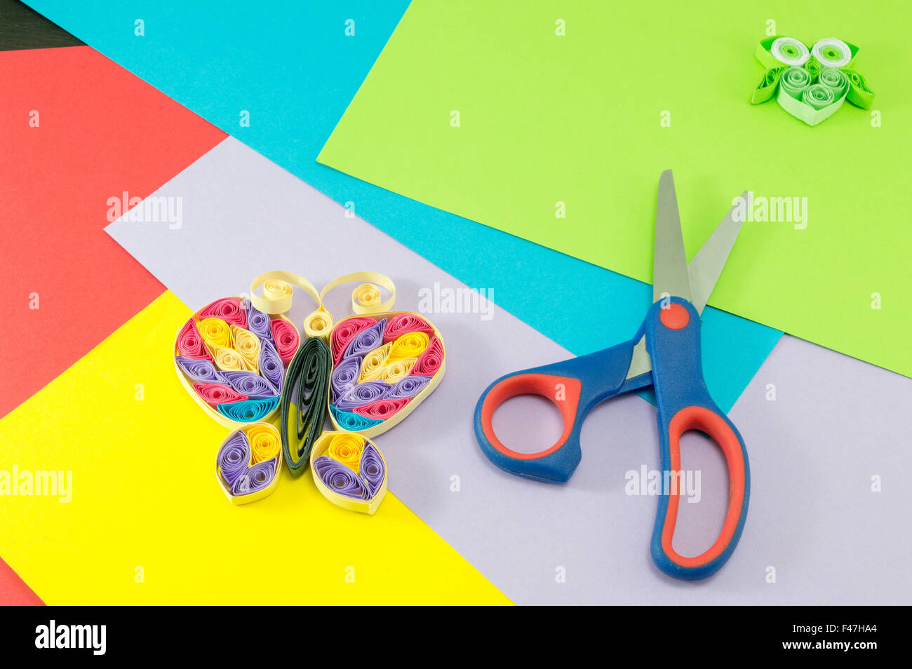 Kreative Hintergrund. Handgeschöpftes Papier Schmetterling und Scheren auf dem bunten Papier-collage Stockfoto