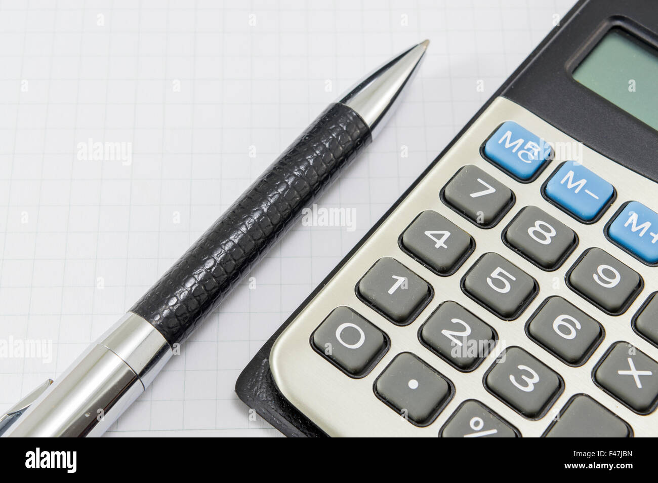 Büro-abstrakt. Bleistift und einen Taschenrechner auf dem Notebook Hintergrund mit Exemplar Stockfoto