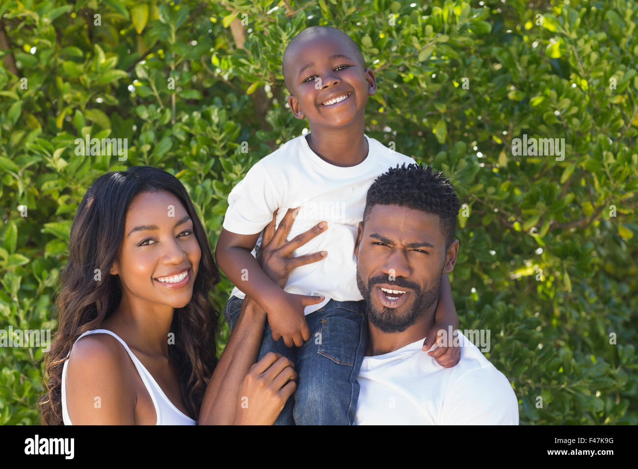 Glückliche Familie lächelt in die Kamera Stockfoto