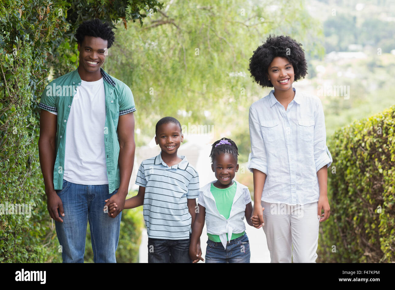 Glückliche Familie zusammen spazieren Stockfoto
