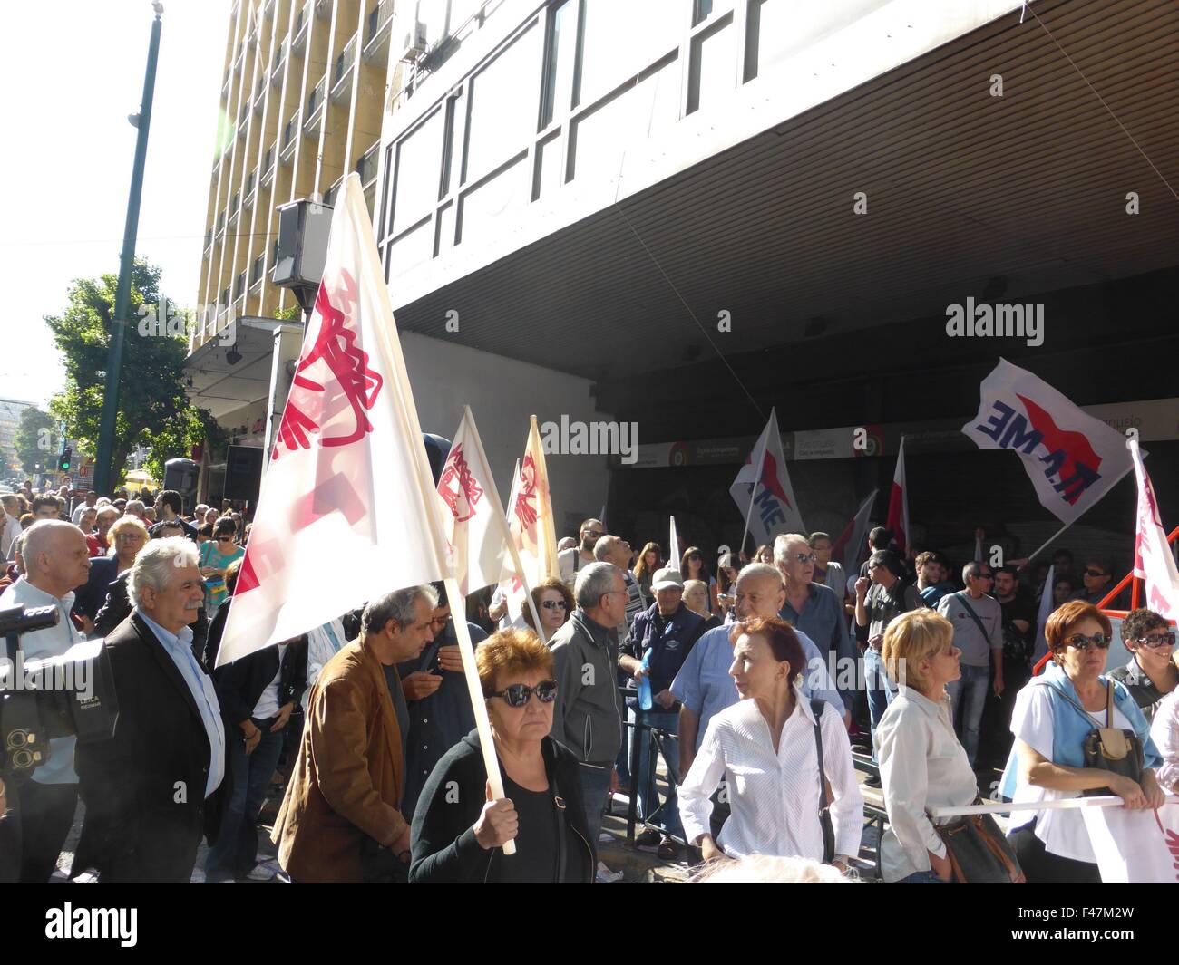 Athen, Griechenland. 15. Oktober 2015. PAME (alle Arbeitnehmer militante Front) Union Rallye vor dem Arbeitsministerium in Stadiou Straße gegen die neuen Sparmaßnahmen. Bildnachweis: George Panagakis/Pacific Press/Alamy Live-Nachrichten Stockfoto