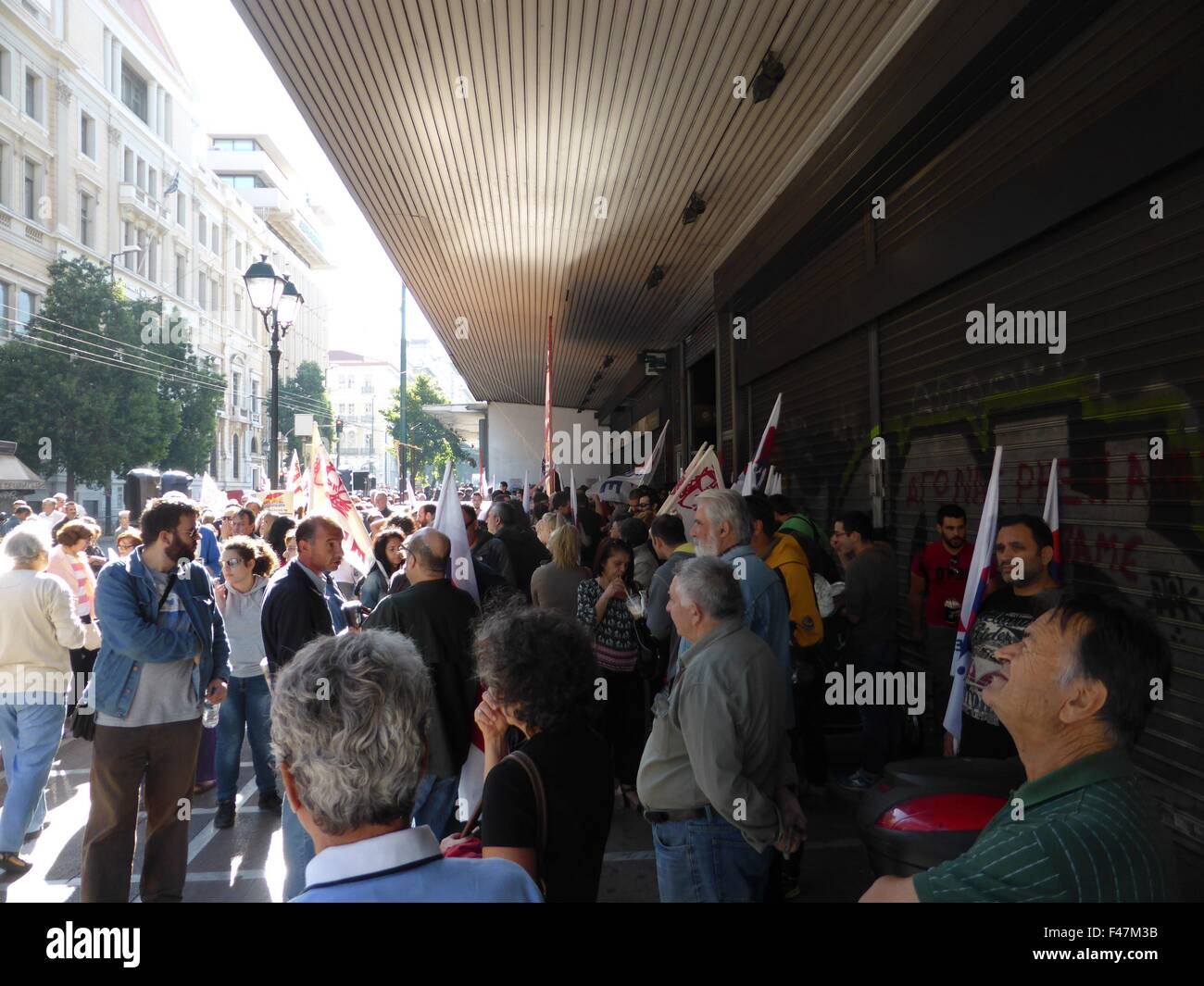 Athen, Griechenland. 15. Oktober 2015. PAME (alle Arbeitnehmer militante Front) Union Rallye vor dem Arbeitsministerium in Stadiou Straße gegen die neuen Sparmaßnahmen. Bildnachweis: George Panagakis/Pacific Press/Alamy Live-Nachrichten Stockfoto