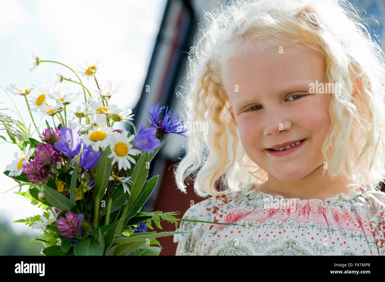 Ein Mädchen mit Blumenstrauß, Schweden. Stockfoto
