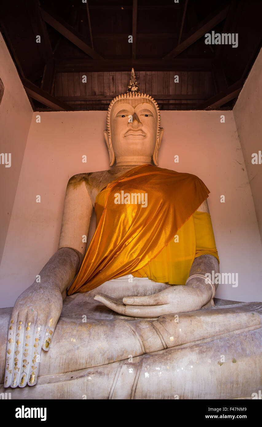 Die alten Buddha ist über 500 Jahre voller Geist und attraktiv für die Thais zu verehren. Stockfoto