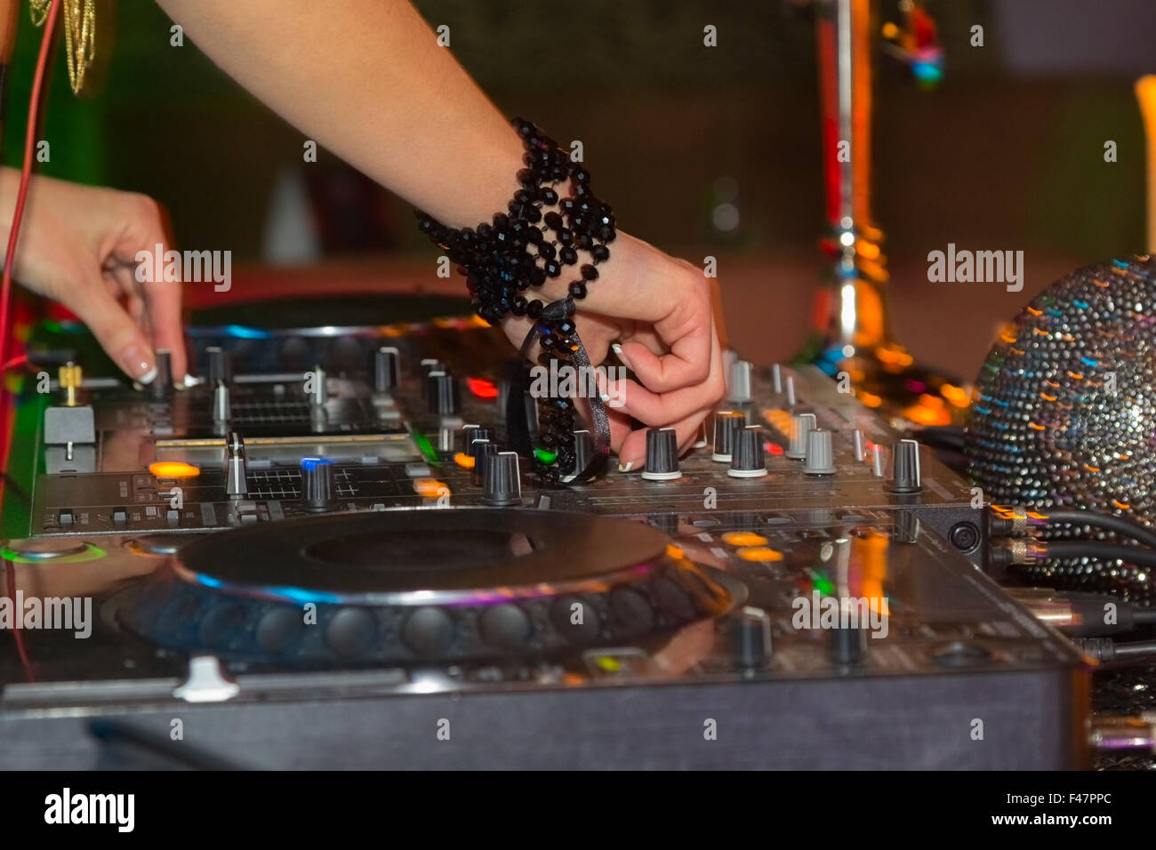 DJ die Hände auf der Fernbedienung. Nachtclub Stockfoto