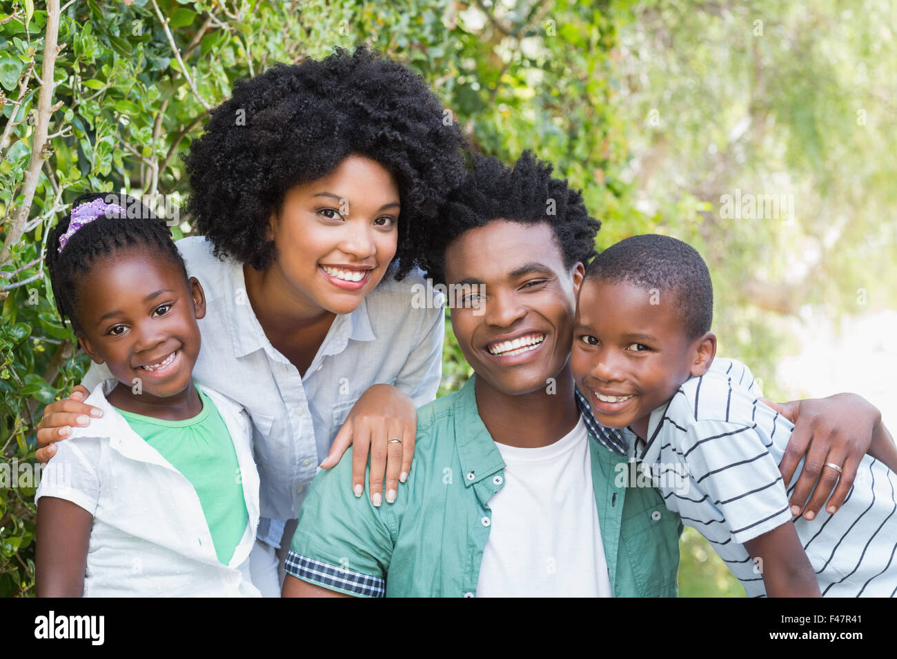 Glückliche Familie lächelt in die Kamera Stockfoto
