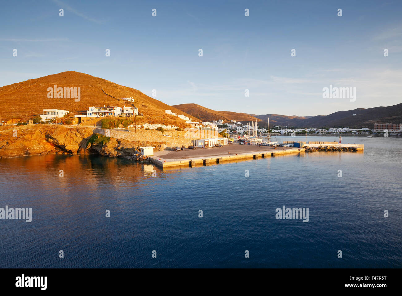 Blick auf Kythnos von der Fähre in den Hafen der Insel ankommen. Stockfoto