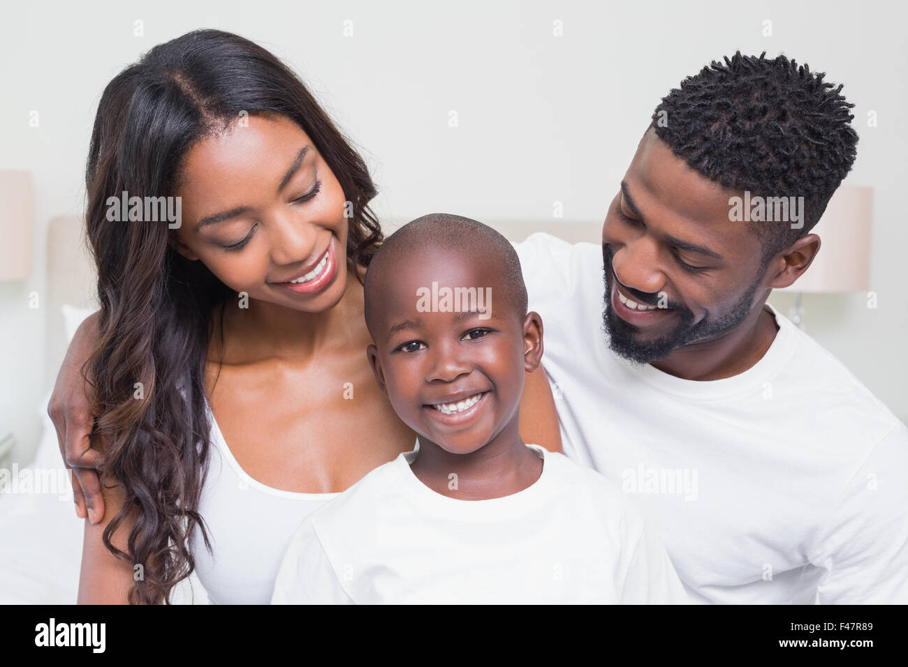 Glückliche Familie Lächeln einander an Stockfoto