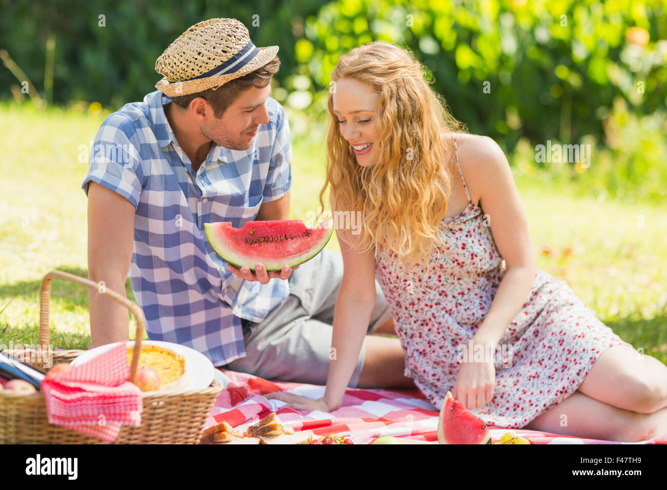 Junges Paar auf einem Picknick Essen Wassermelone Stockfoto