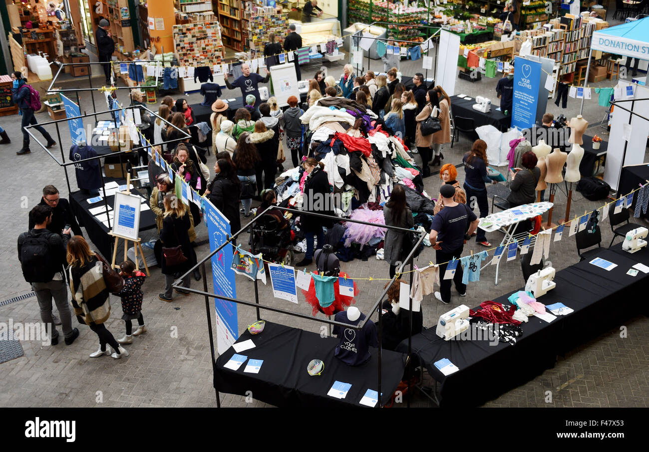 Brighton, UK. 15. Oktober 2015. Northbrook Hochschule Tauchen Sie ein in die Tonne Kleidung Berg auf der Brighton Markthalle, wo sie in der Mode-Bergung-Challenge teilnehmen waren die Brighton Fashion Week gehört. Sie erhielten vier Stunden auf Elemente aus der Tonne Kleidung auswählen und mit Hilfe von Experten auf der Seite vor der Herausforderung, jedes Design ihrer Wahl erstellen die Veranstaltung findet statt in Verbindung mit Krebs Research UK, Wrap und Ihre Kleidung Credit: Simon Dack/Alamy Live News Stockfoto