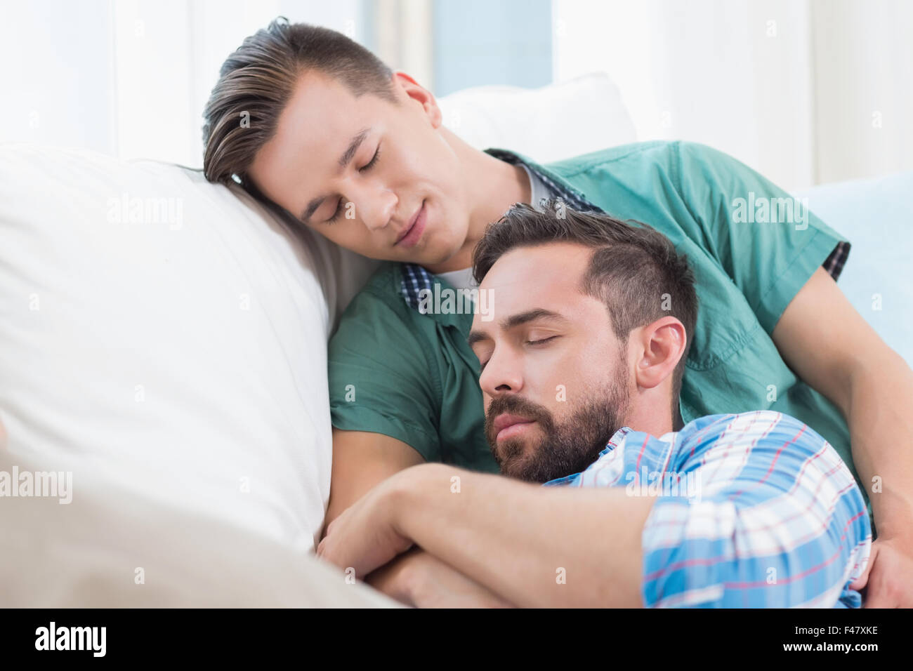 Homosexuelles Paar Männer schlafen auf dem sofa Stockfoto