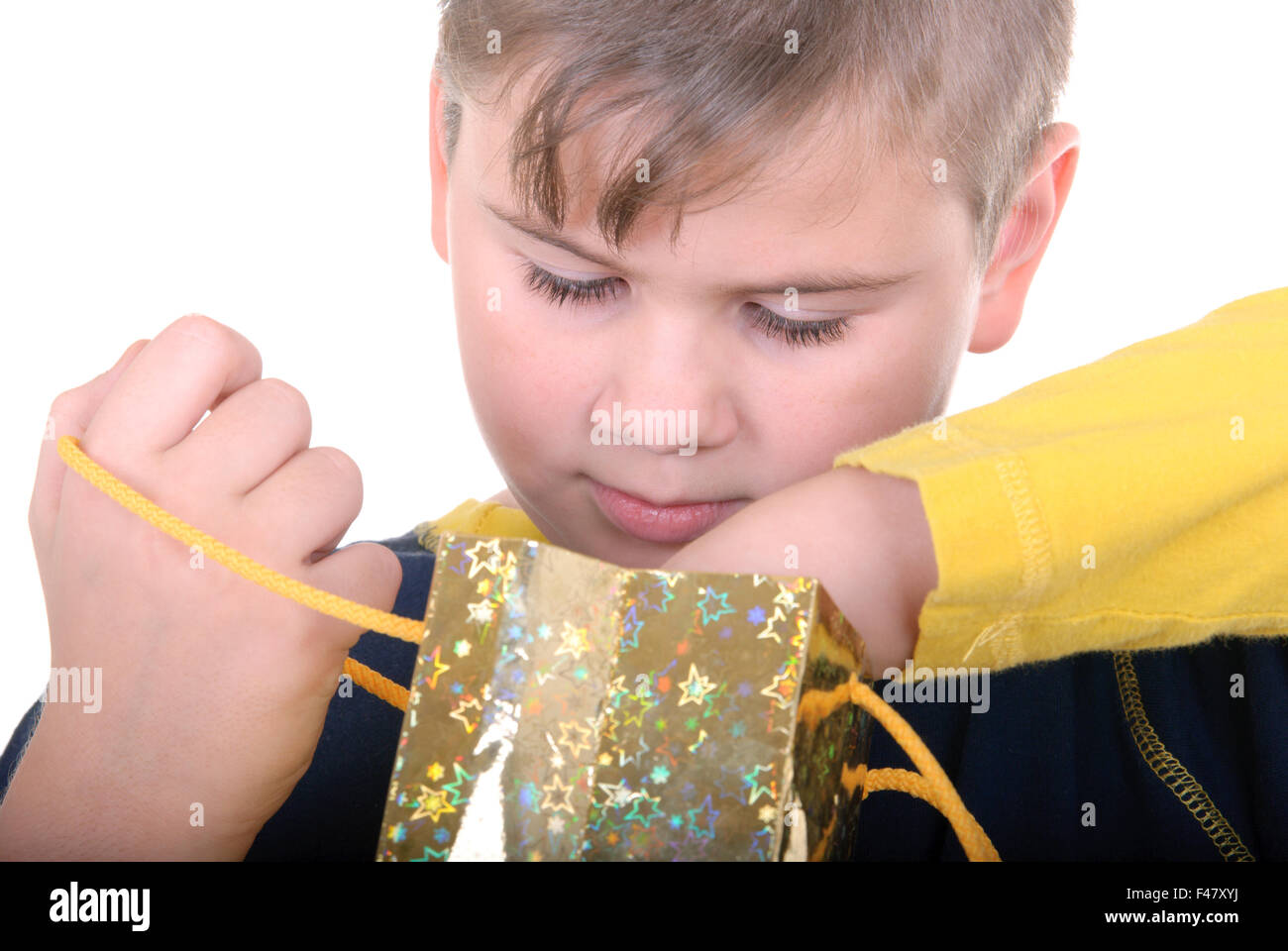 Junge sucht ein Geschenk in einer Tasche Stockfoto